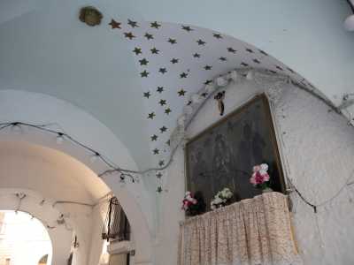 Qui attraversiamo un pittoresco arco con la volta dipinta con delle stelle il quale ospita l�edicola della �Madonna gnore�, posta tra i santi Giuseppe e Nicola
